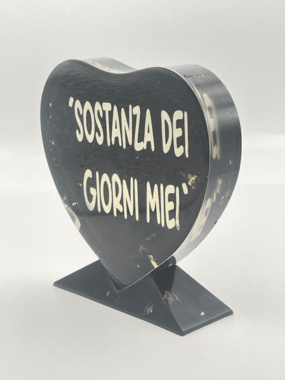 Cuore in Resina Nera con Frase Personalizzata 'Sostanza dei giorni miei'