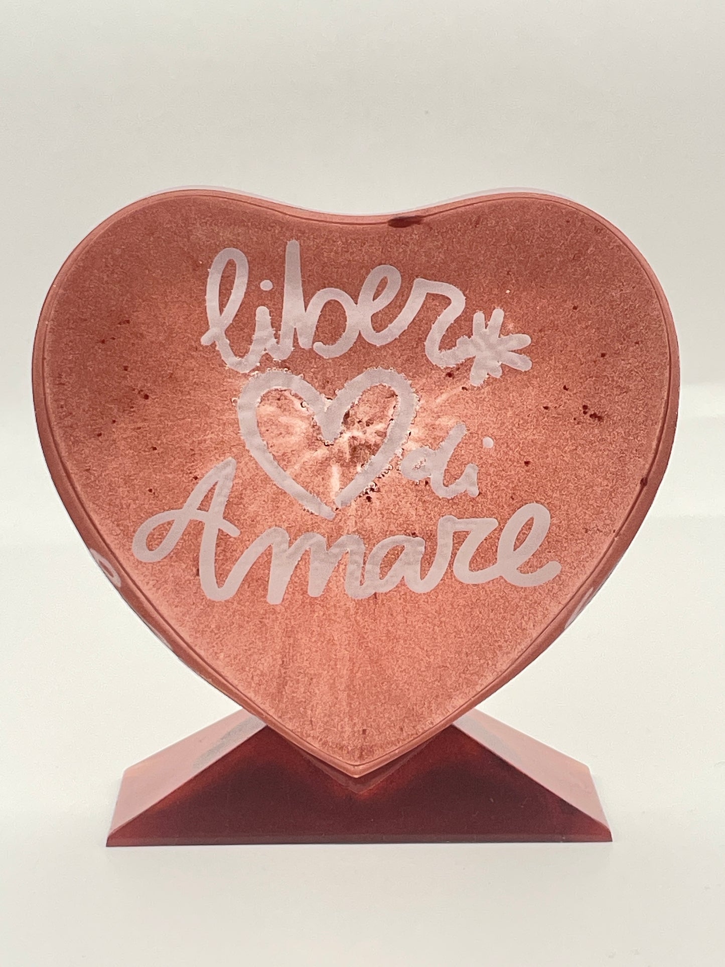 Cuore in Resina con Finitura Rosso-Rame e Scritta 'Liberi di Amare'