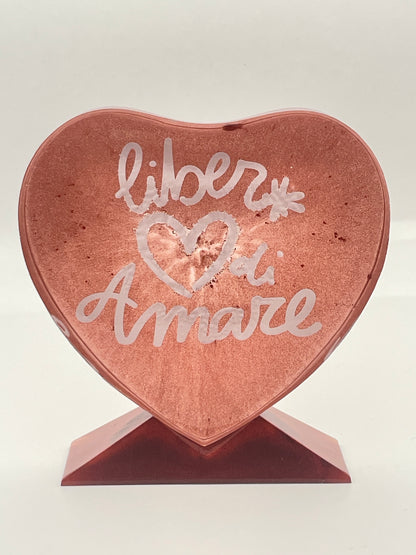 Cuore in Resina con Finitura Rosso-Rame e Scritta 'Liberi di Amare'