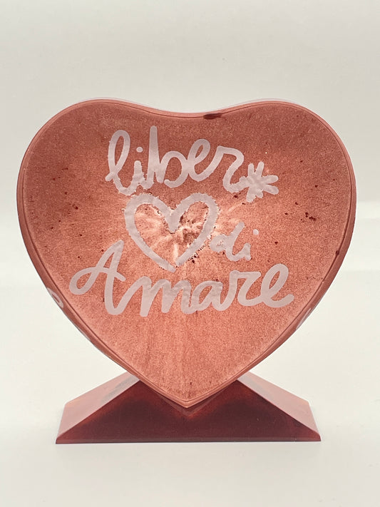 Cuore in Resina con Finitura Rosso-Rame e Scritta 'Liberi di Amare'