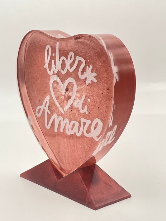 Cuore in Resina con Finitura Rosso-Rame e Scritta 'Liberi di Amare'