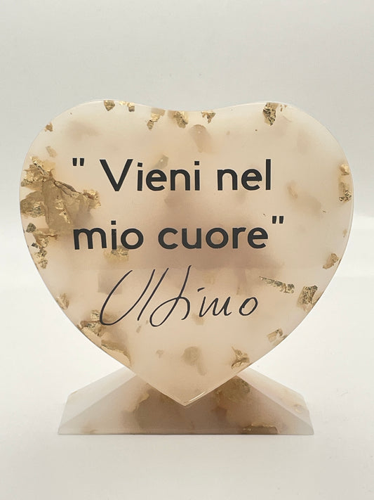 Cuore in Resina con Finitura Marmo e Scritta Personalizzata 'Vieni nel mio cuore'