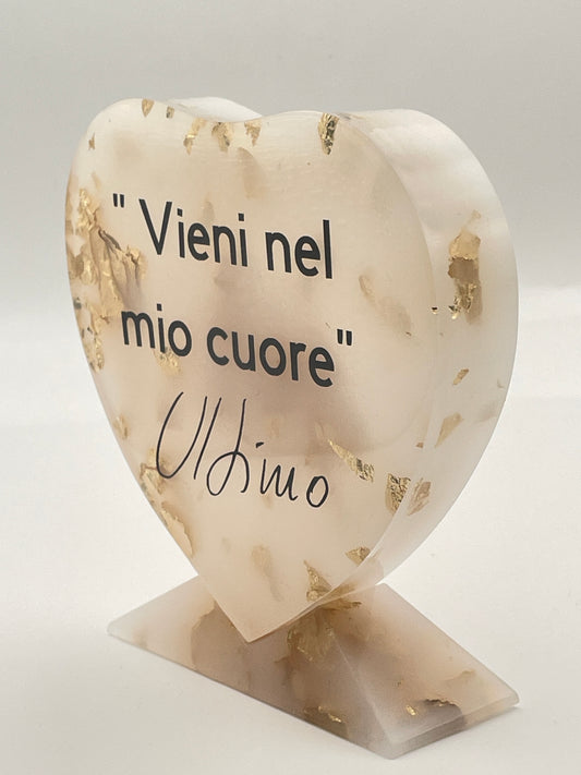Cuore in Resina con Finitura Marmo e Scritta Personalizzata 'Vieni nel mio cuore'