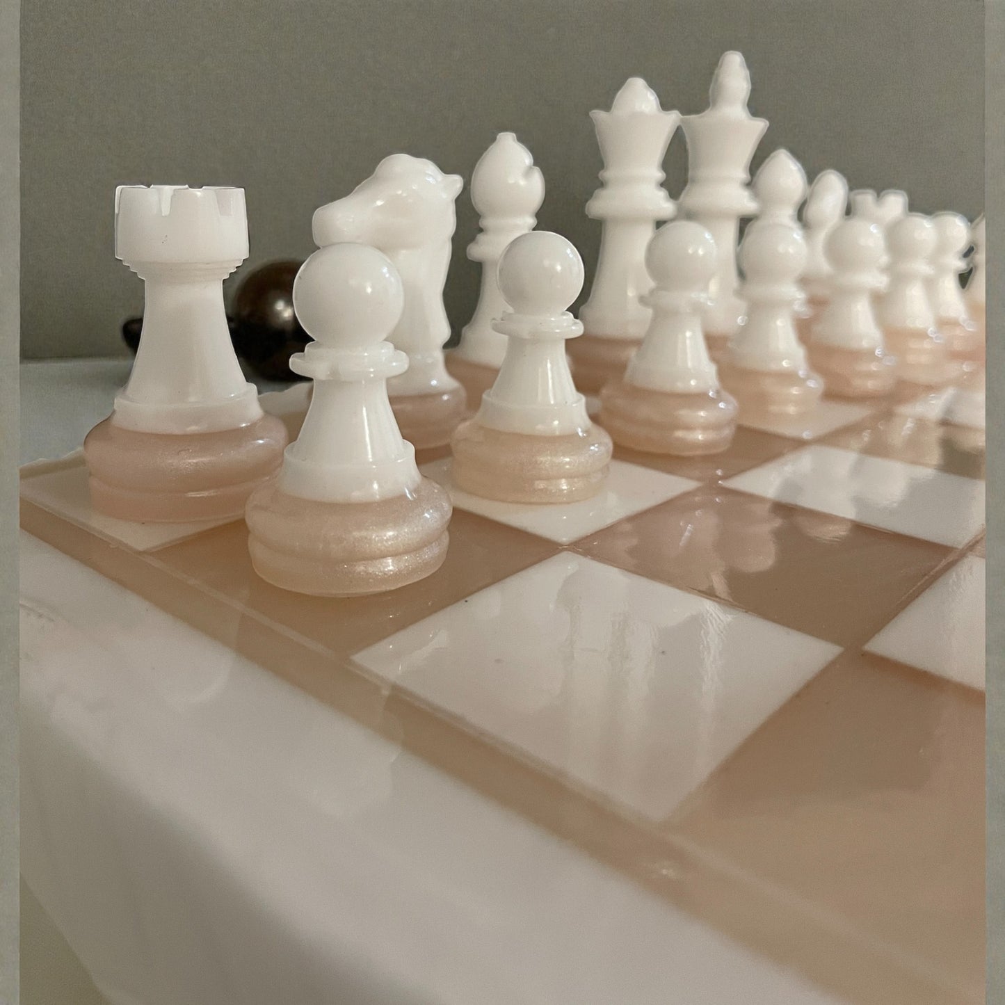 Scacchiera Scultura "Topografia Fluida" – Opera 3D in Resina ad Alto Spessore (5cm)