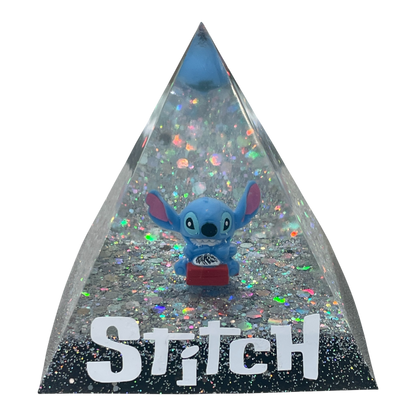 Piramide "Stitch" in Resina Epossidica con Base LED in Legno – Luce Notturna Magica & Scintillante
