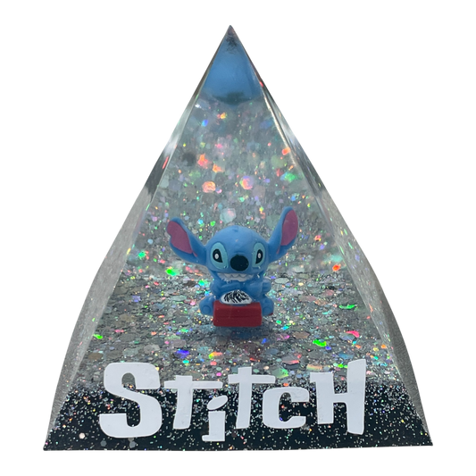 Piramide "Stitch" in Resina Epossidica con Base LED in Legno – Luce Notturna Magica & Scintillante