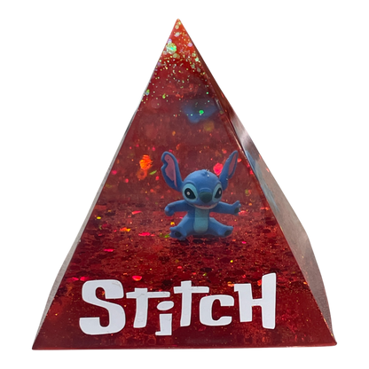 Piramide Luminosa "Stitch Red Galaxy" – Lampada LED in Resina con Glitter Olografici