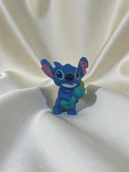 Piramide Luminosa "Stitch Red Galaxy" – Lampada LED in Resina con Glitter Olografici