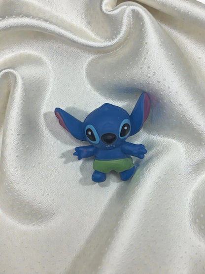 Piramide Luminosa "Stitch Red Galaxy" – Lampada LED in Resina con Glitter Olografici