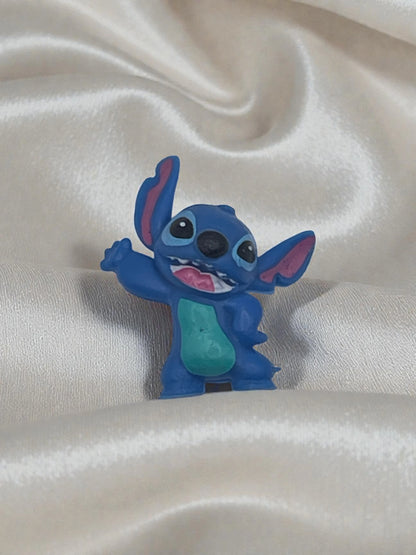 Piramide Luminosa "Stitch Red Galaxy" – Lampada LED in Resina con Glitter Olografici