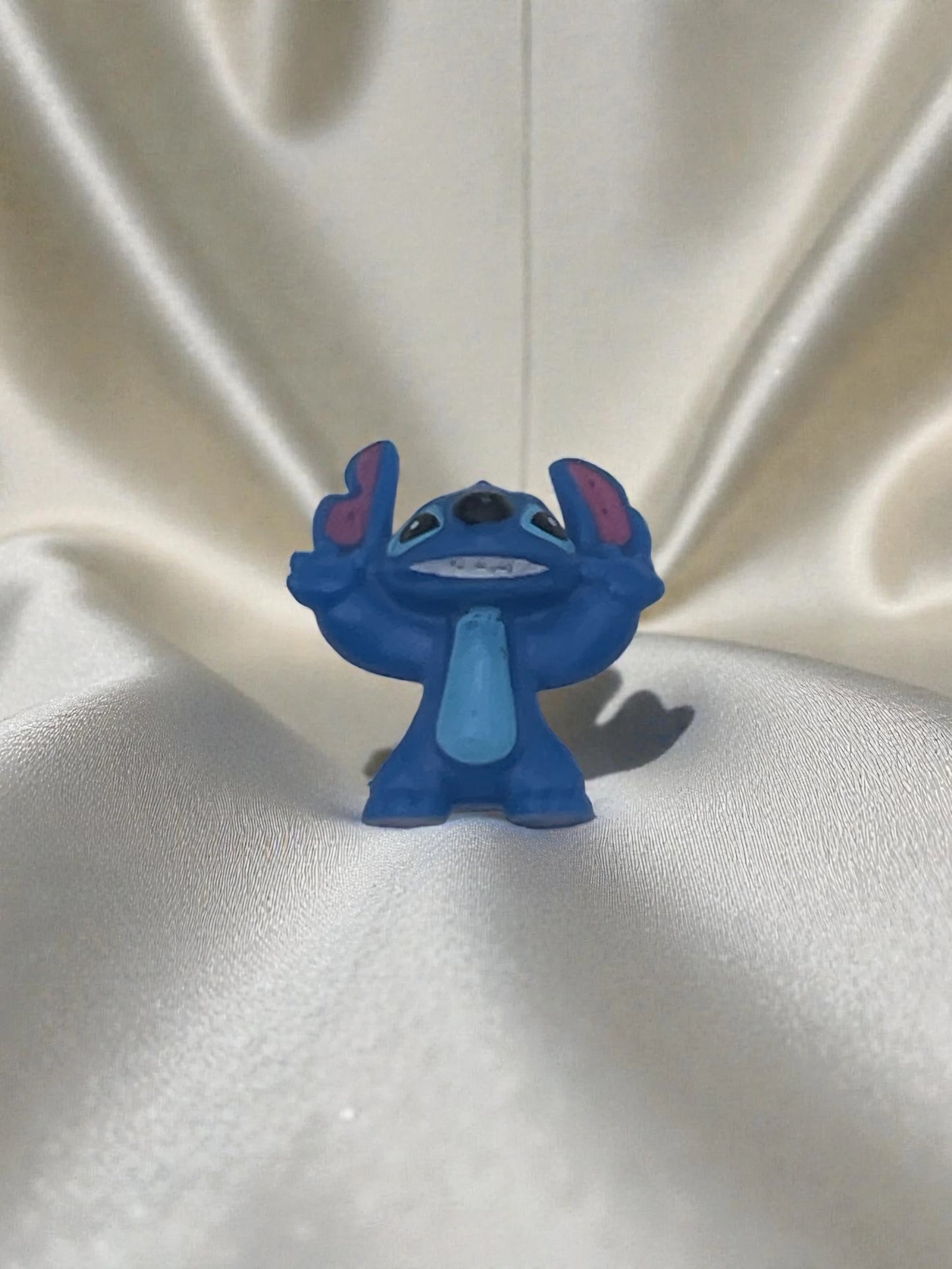 Piramide Luminosa "Stitch Red Galaxy" – Lampada LED in Resina con Glitter Olografici