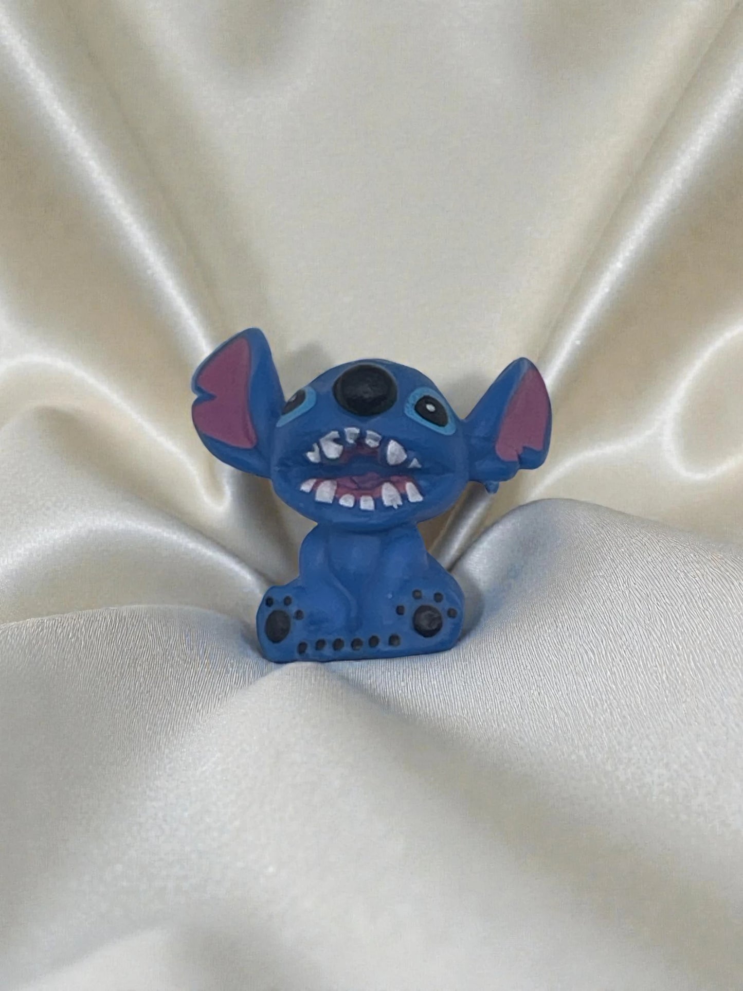 Piramide Luminosa "Stitch Red Galaxy" – Lampada LED in Resina con Glitter Olografici