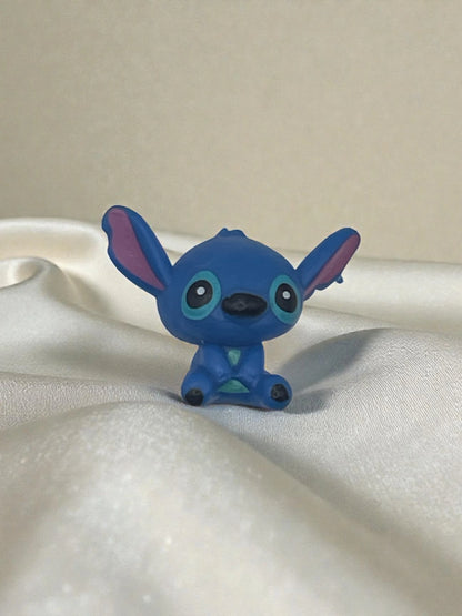 Piramide Luminosa "Stitch Red Galaxy" – Lampada LED in Resina con Glitter Olografici