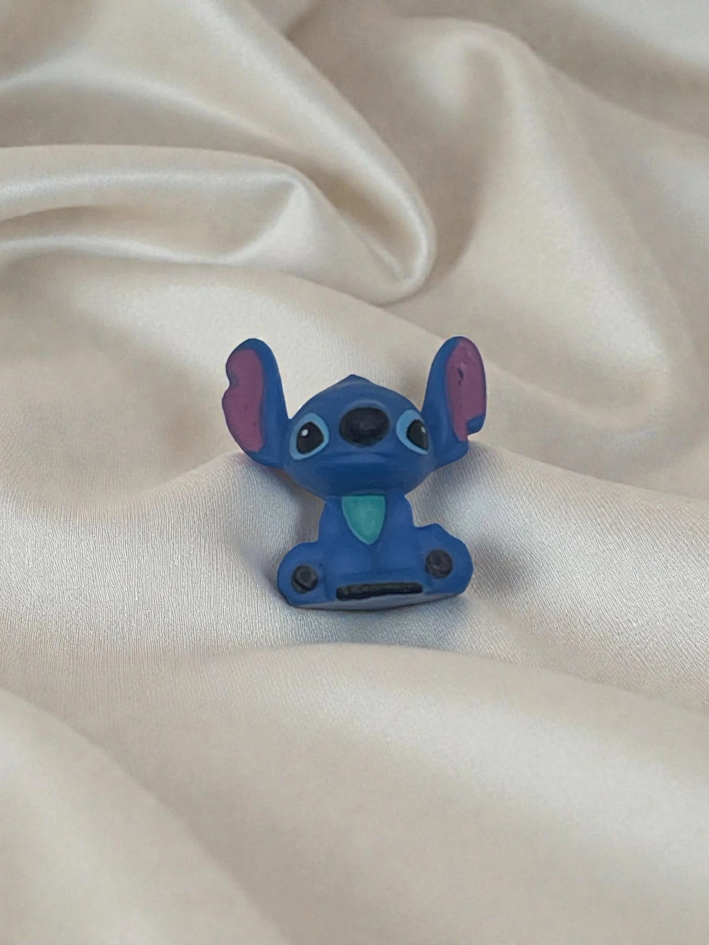 Piramide Luminosa "Stitch Red Galaxy" – Lampada LED in Resina con Glitter Olografici