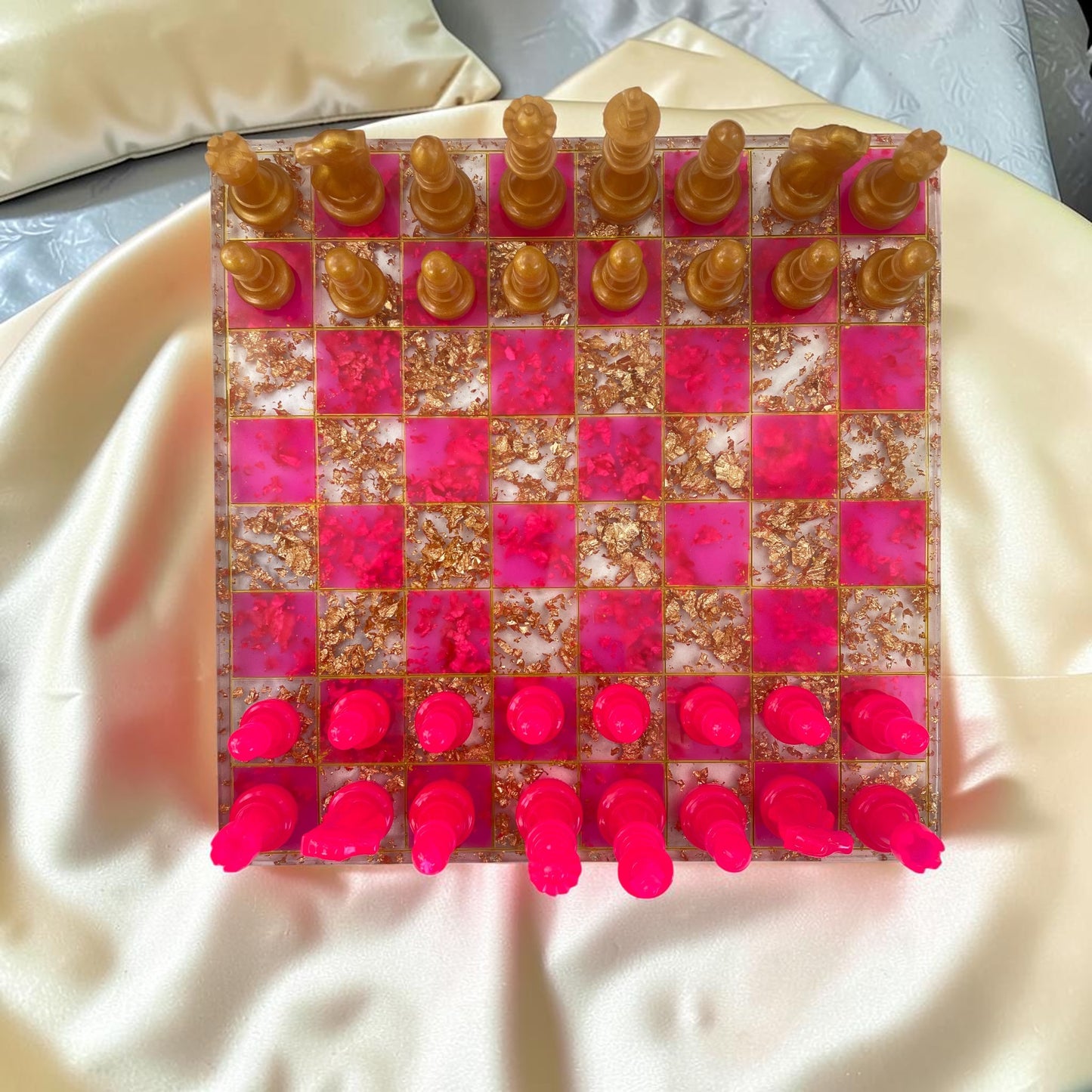 Scacchiera Artigianale "Gold & Magenta": L'Eccellenza del Design Pop-Luxe