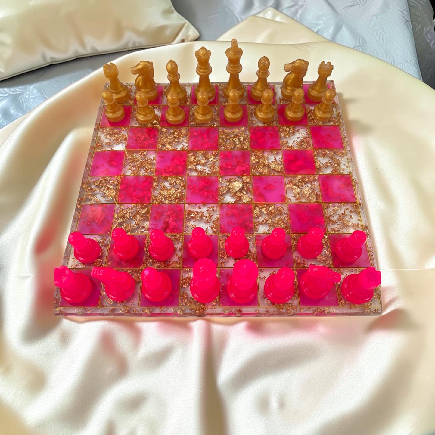 Scacchiera Artigianale "Gold & Magenta": L'Eccellenza del Design Pop-Luxe