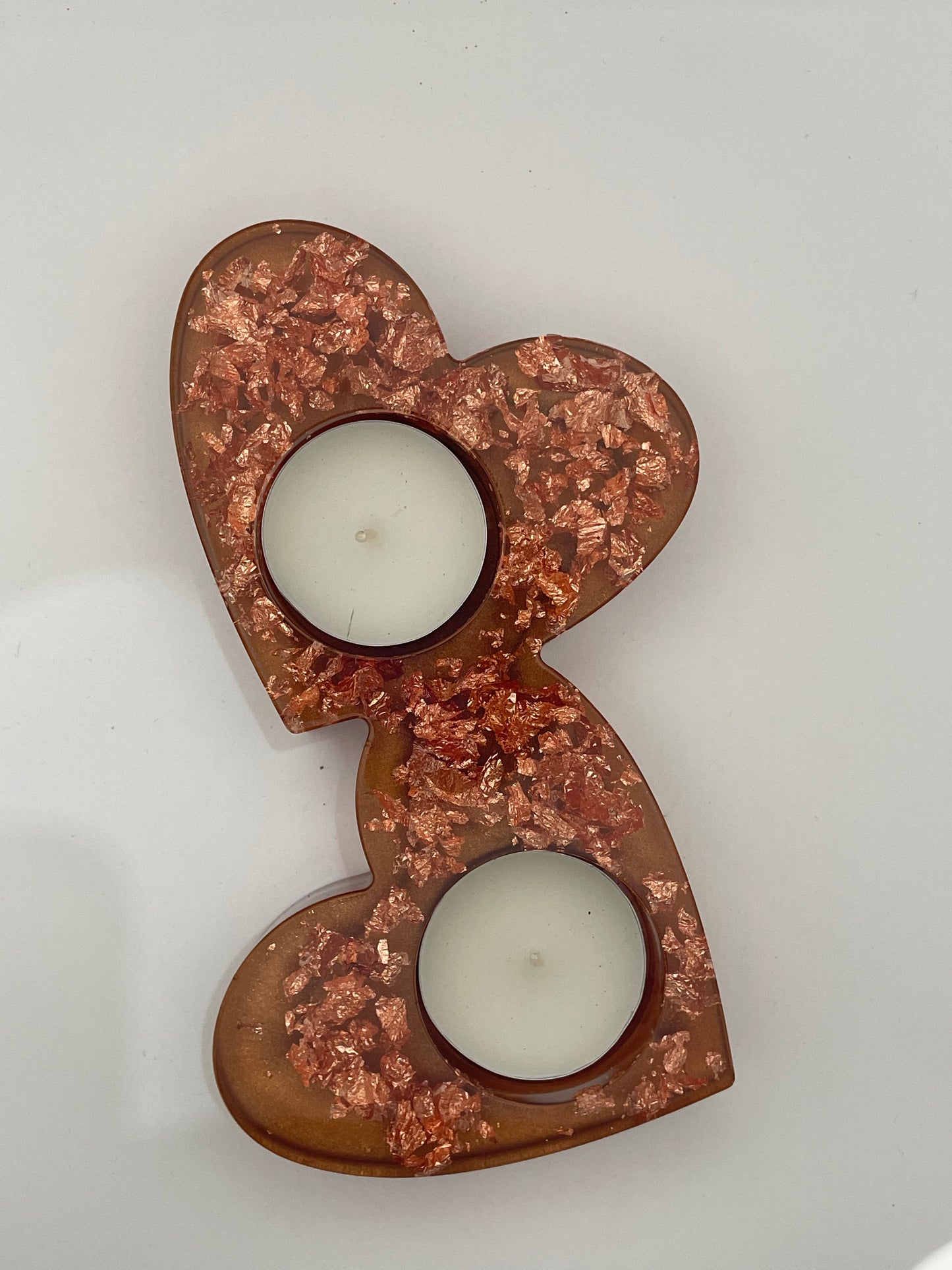 Portacandele "Cuori Connessi" - Creazione artigianale in resina epossidica con scaglie di rame.