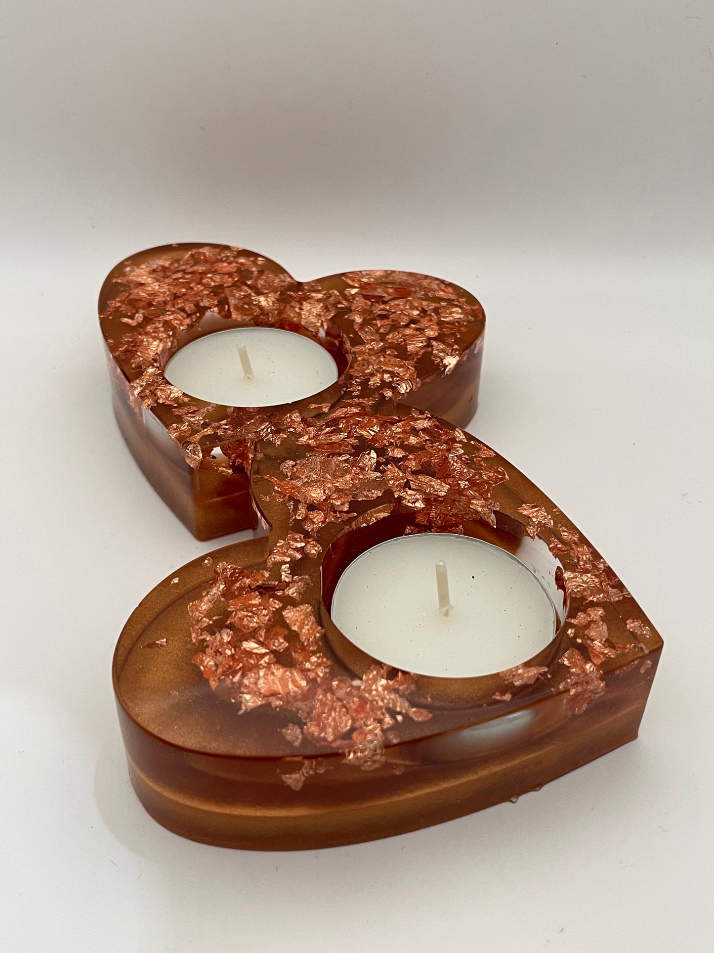 Portacandele "Cuori Connessi" - Creazione artigianale in resina epossidica con scaglie di rame.