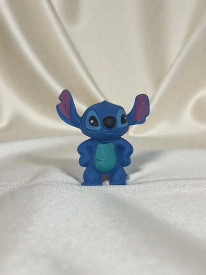 Piramide Luminosa "Stitch Red Galaxy" – Lampada LED in Resina con Glitter Olografici