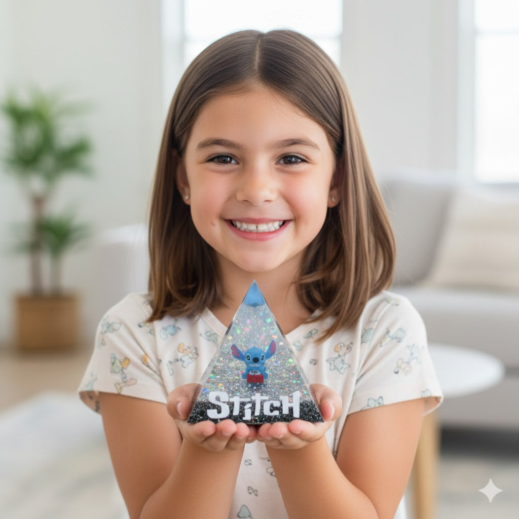 Piramide "Stitch" in Resina Epossidica con Base LED in Legno – Luce Notturna Magica & Scintillante