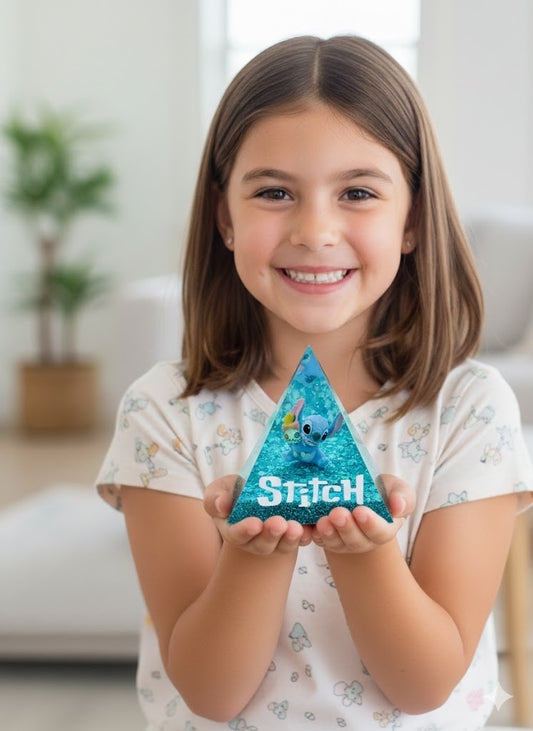 Piramide Luminosa "Stitch Ocean Breeze" – Lampada LED in Resina Turchese con Scrump