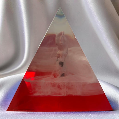 Piramide "Kid Bu'" in Resina Epossidica con Base in Legno - Luce Notturna Magica