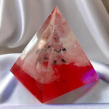 Piramide "Kid Bu'" in Resina Epossidica con Base in Legno - Luce Notturna Magica