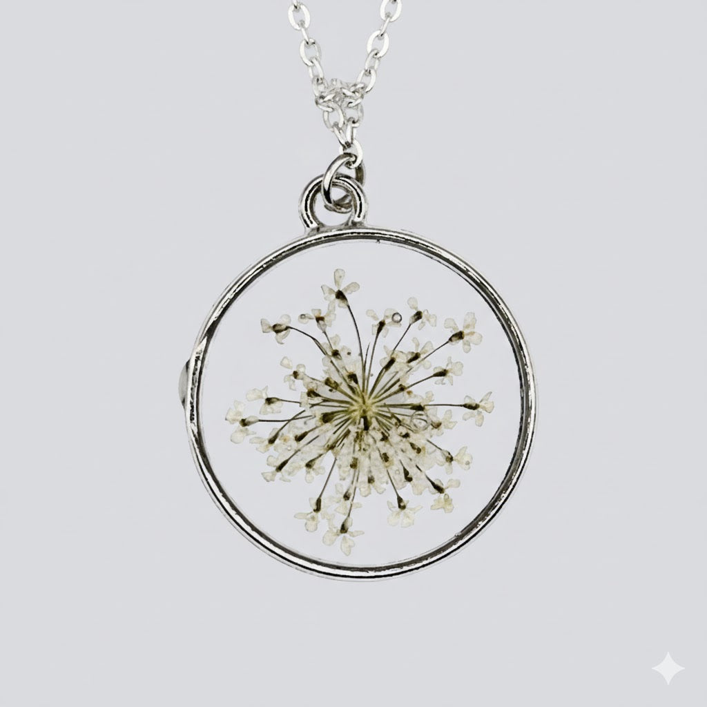 Collana "Ethereal Lace" – Ciondolo Botanico in Resina con Vero Fiore di Regina Anna (Queen Anne's Lace)