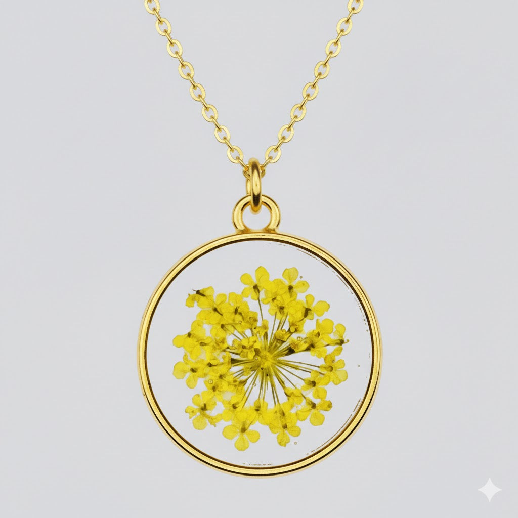 Collana "Golden Sun Lace" – Ciondolo Botanico in Resina con Fiore di Regina Anna Giallo e Finitura Oro