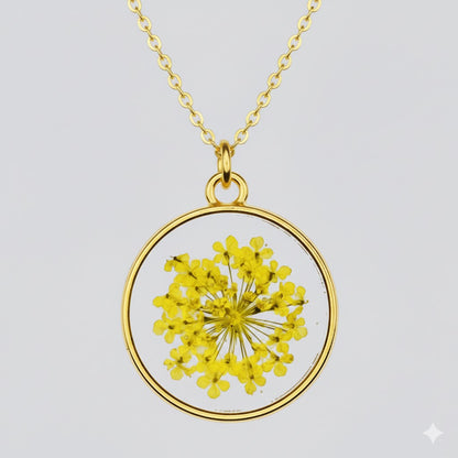 Collana "Golden Sun Lace" – Ciondolo Botanico in Resina con Fiore di Regina Anna Giallo e Finitura Oro
