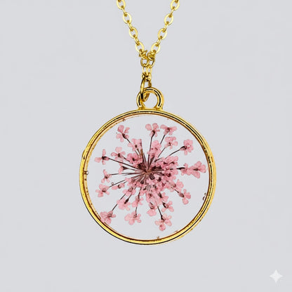 Collana "Blush Lace" – Ciondolo Botanico in Resina con Fiore di Regina Anna Rosa e Finitura Oro