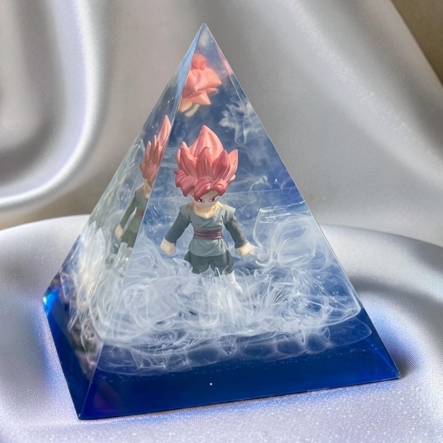 Piramide "Super Sayian Rose'" in Resina Epossidica con Base in Legno - Luce Notturna Magica