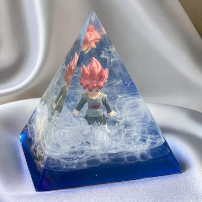 Piramide "Super Sayian Rose'" in Resina Epossidica con Base in Legno - Luce Notturna Magica