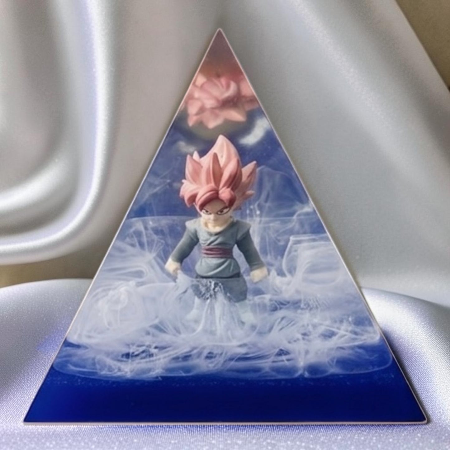 Piramide "Super Sayian Rose'" in Resina Epossidica con Base in Legno - Luce Notturna Magica