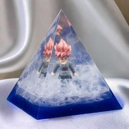 Piramide "Super Sayian Rose'" in Resina Epossidica con Base in Legno - Luce Notturna Magica