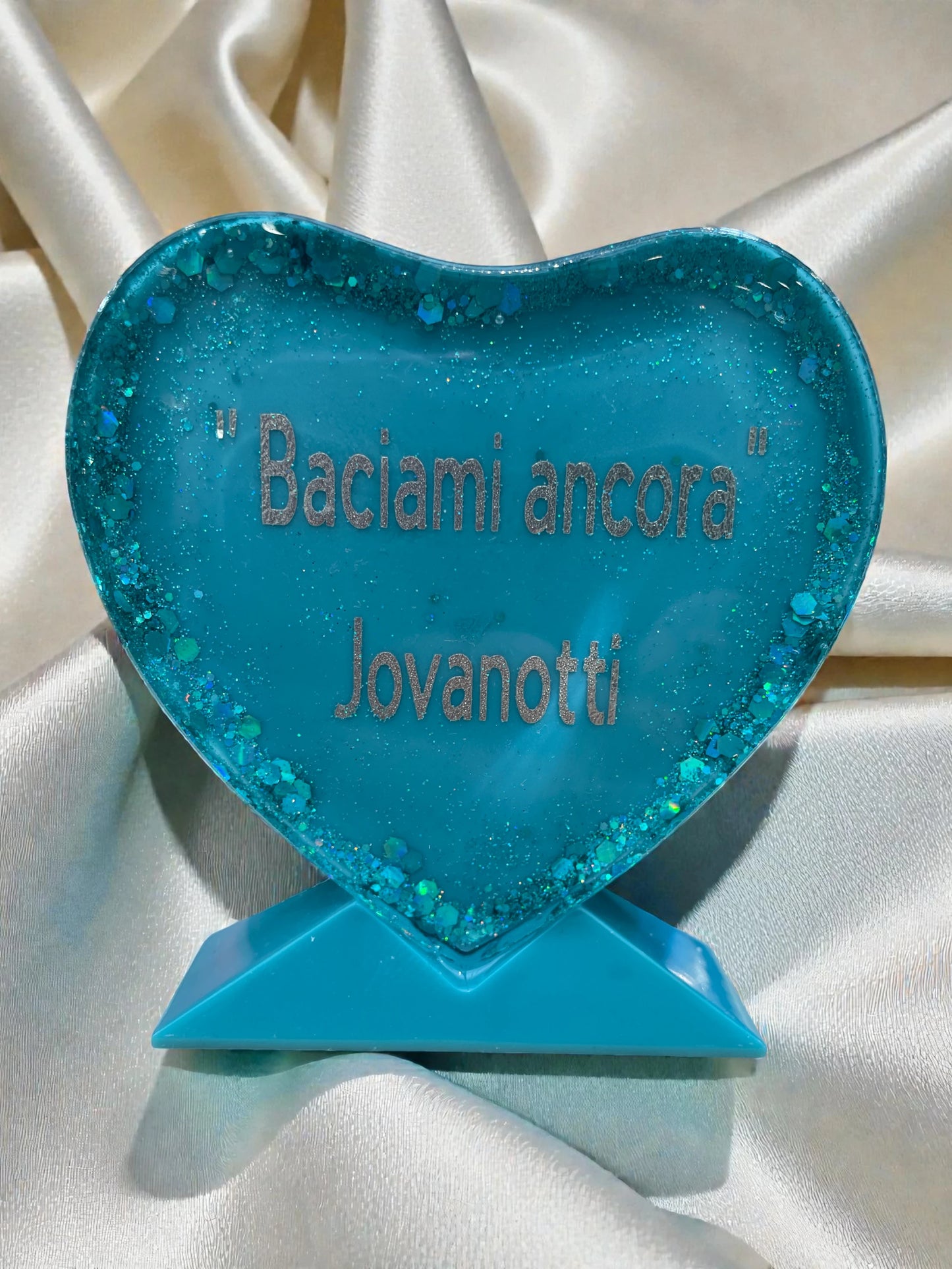 Cuore in Resina "Turquoise Blue" con Glitter – Dedica: "Baciami ancora"